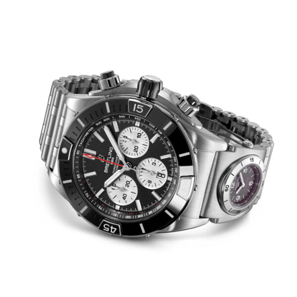 Die Breitling Super Chronomat B01 44 ist eine Edelstahlarmbanduhr mit schwarzer Lünette und Zifferblatt mit drei weißen Hilfszifferblättern, silbernen Stundenmarkierungen, einem Datumsfenster und einer kleineren Seitenanzeige. Sie verfügt über ein poliertes Metallarmband.
