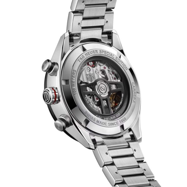 Die Rückansicht des TAG Heuer Carrera Porsche Chronographen gibt den Blick auf komplizierte Zahnräder durch ein transparentes Gehäuse frei, mit einem Edelstahlarmband und detailliertem Text auf der Rückplatte.