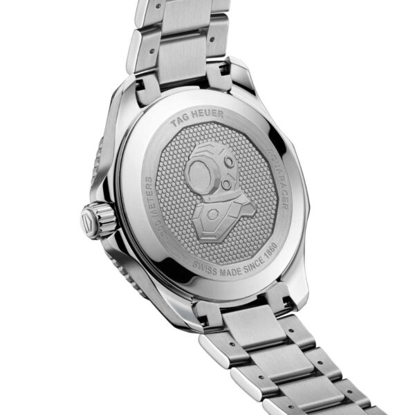 Die Rückansicht der TAG Heuer Aquaracer Professional 300 zeigt ein aufwendiges Design auf dem Edelstahlgehäuseboden, der an einem polierten Metallarmband befestigt ist. Die Marke „TAG Heuer“ und weitere Gravuren sind deutlich sichtbar.