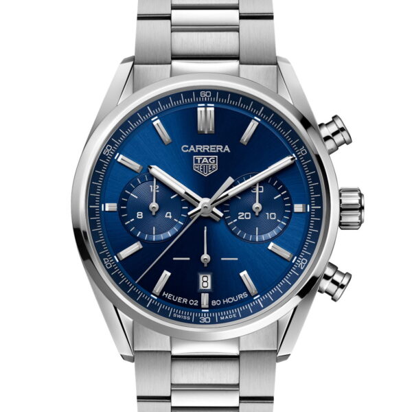 Der TAG Heuer Carrera Chronograph ist eine silberne Edelstahlarmbanduhr mit blauem Zifferblatt, drei Hilfszifferblättern, zwei seitlichen Knöpfen rechts und dem Markennamen oben. Das Armband ist mit poliertem Metall-Finish versehen.