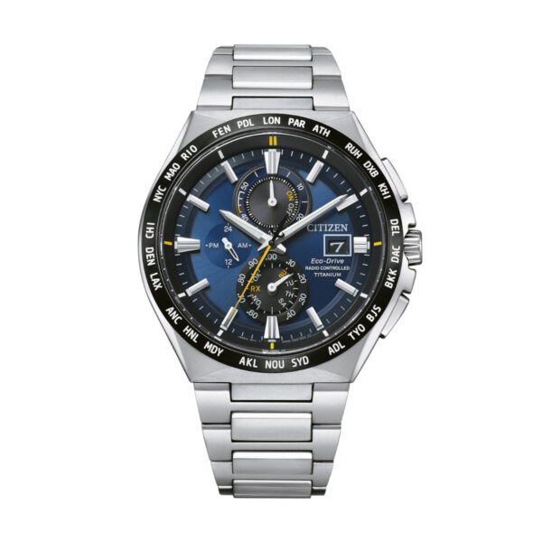 Die Citizen Eco-Drive Funk Titan AT8234-85L ist eine silberne analoge Armbanduhr mit Metallarmband. Das blaue Zifferblatt besticht durch mehrere Zifferblätter und Städtenamen aus aller Welt auf der Lünette. Sie zeigt Uhrzeit, Datum und Chronographenfunktionen an.
