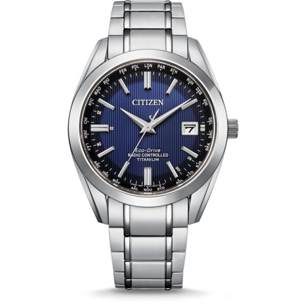 Die Citizen Eco-Drive Funk Titan CB0260-81L hat ein poliertes silberfarbenes Edelstahlband, ein dunkelblaues Zifferblatt mit silbernen Stundenmarkierungen, eine Datumsanzeige bei 3 Uhr, Städteabkürzungen auf der Lünette und eine Funkfunktion.