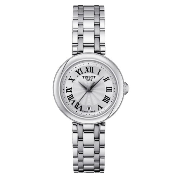 Die Tissot Bellissima Small Lady ist eine silberne Armbanduhr mit rundem Zifferblatt, weißem Zifferblatt mit römischen Ziffern und dem Markennamen „Tissot 1853“. Sie verfügt über ein Gliederarmband und ein Datumsfenster bei 6 Uhr.