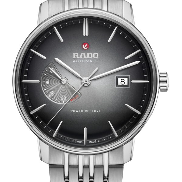 Die Rado Coupole Classic Automatic ist eine elegante silberne Uhr mit Metallgliederarmband und dunklem Farbverlaufszifferblatt. Sie zeigt den Markennamen, das Datum bei 3 Uhr und die Gangreserveanzeige. Silberne Stundenmarkierungen und Zeiger bilden einen Kontrast zum dunklen Hintergrund.