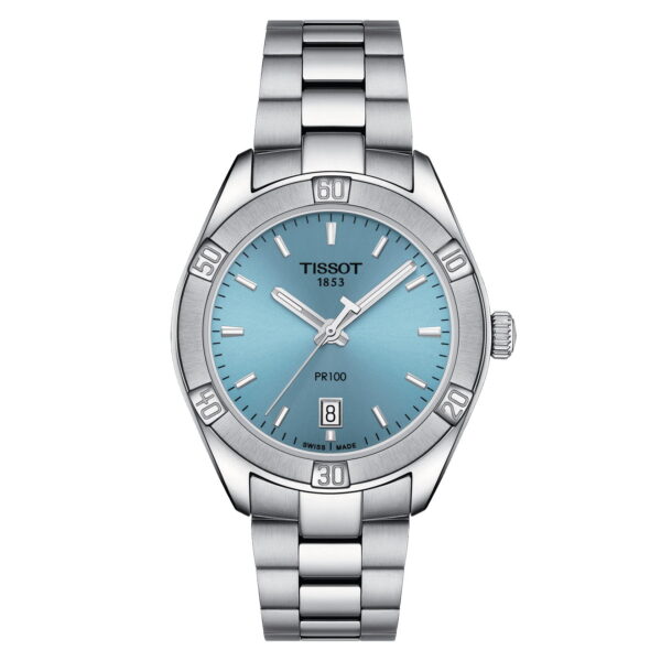 Die Tissot PR 100 Sport Chic Armbanduhr verfügt über ein türkisfarbenes Zifferblatt mit silbernen Stundenmarkierungen, eine Datumsanzeige bei 6 Uhr und das Tissot-Logo mit der Ziffer „1853“ über der Mitte. Sie hat silberne Stunden-, Minuten- und Sekundenzeiger und ein silbernes Edelstahlarmband.