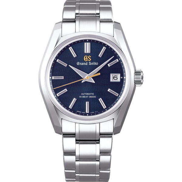 Die Grand Seiko Heritage Shubun SBGH273 verfügt über ein Edelstahlgehäuse und -armband sowie ein blau strukturiertes Zifferblatt. Sie hat silberne Stundenmarkierungen, Zeiger, einen goldenen Sekundenzeiger und eine Datumsanzeige bei 3 Uhr. Diese Automatikuhr trägt den Schriftzug „Hi-Beat 36000“.