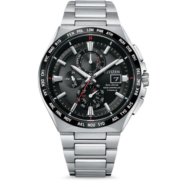 Die Citizen Eco-Drive Funk Titan AT8234-85E ist eine Edelstahluhr mit schwarzem Zifferblatt, mehreren Hilfszifferblättern, Weltzeitzonen-Lünette, Leuchtzeigern und Datumsanzeige bei 3 Uhr. Sie verfügt über ein elegantes, poliertes silbernes Gliederarmband.