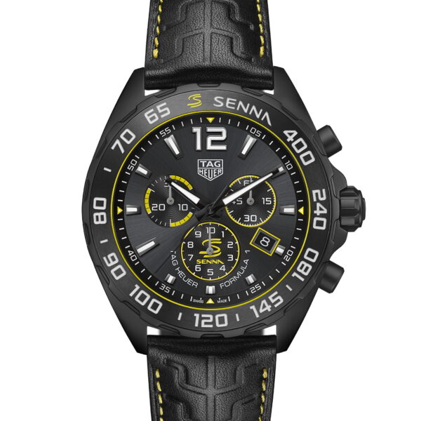 Die TAG Heuer Formel 1 Uhr „Senna“ besticht durch ihr schwarz-gelbes Design, drei Hilfszifferblätter, eine Tachymeterskala auf der Lünette und ein schwarzes Lederarmband mit gelben Nähten. Auf dem Zifferblatt ist der Schriftzug „SENNA“ bei 3 Uhr zu sehen.