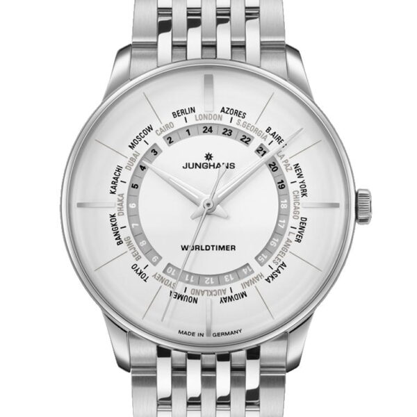 Die Junghans Meister Worldtimer ist eine analoge Armbanduhr in Silber mit einem detaillierten weißen Zifferblatt, das mehrere Städte zur Zeitzonenreferenz anzeigt, ergänzt durch ein Gliederarmband aus poliertem Metall und minimalistisches Design.