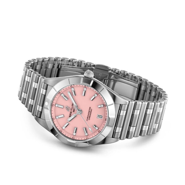 Die Breitling Chronomat 32 ist eine silberne Armbanduhr aus Edelstahl mit einem rosa Zifferblatt mit silbernen Stundenmarkierungen und Zeigern, einem Datumsfenster auf der 3-Uhr-Position und einem Armband mit poliertem und gebürstetem Finish für einen eleganten Look.