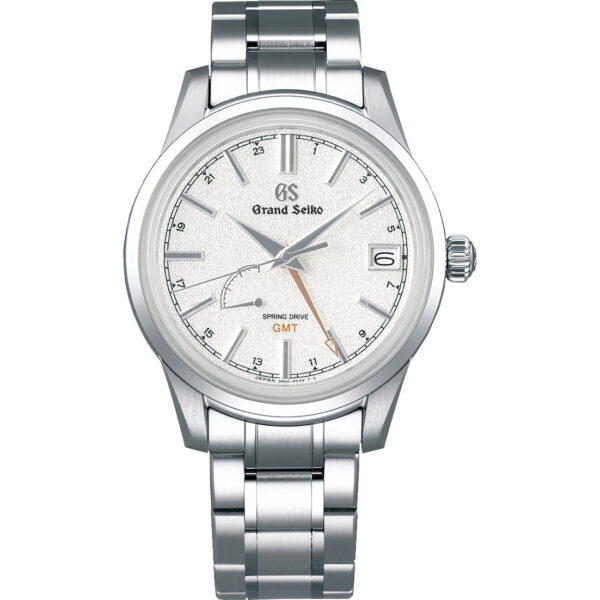 Eine Grand Seiko Elegance Spring Drive GMT in Silber mit einem Metallarmband verfügt über ein weißes Zifferblatt, silberne Stundenmarkierungen, ein Datumsfenster bei 3 Uhr, einen GMT-Zeiger und die Aufschrift „Spring Drive GMT“ auf dem Zifferblatt.
