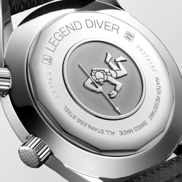 Auf der Rückseite der Longines Legend Diver Uhr sind „LEGEND DIVER“ und eine Taucherfigur mit Speer eingraviert. Weitere Gravuren sind „SWISS MADE“, „WATER-RESISTANT“ und eine Seriennummer auf dem strukturierten schwarzen Armband.