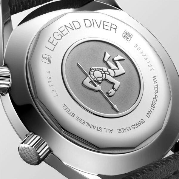 Auf der Rückseite der Longines Legend Diver-Uhr sind die Worte „Legend Diver“ und „Swiss Made All Stainless Steel“ sowie ein Taucheremblem mit einem Speer, eingravierte Details und Informationen zur Wasserdichtigkeit zu sehen.