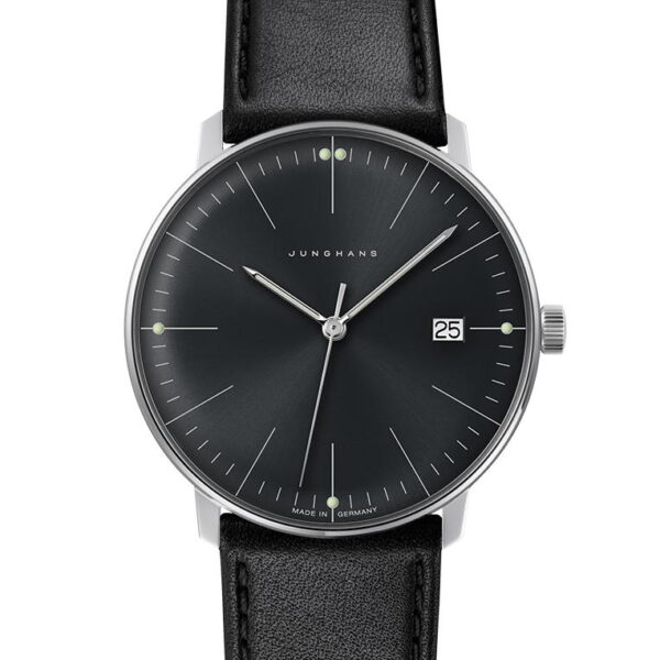 Die Junghans Max Bill Quarz ist eine minimalistische Uhr mit grauem Zifferblatt, schwarzem Lederarmband, silbernen Stundenmarkierungen, schlanken Zeigern, Datumsfenster bei 3 Uhr und dem Markennamen „Junghans“ oben in der Mitte.