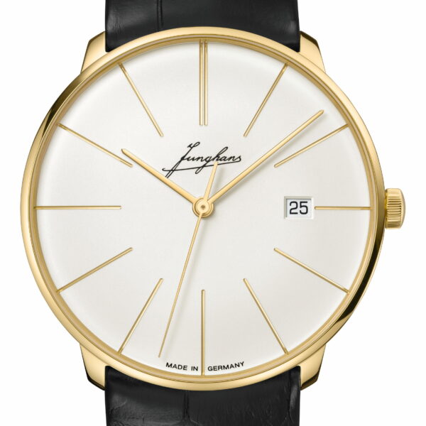 Die Junghans Meister Fein Automatik Limited ist eine elegante Armbanduhr mit weißem Zifferblatt, goldenem Gehäuse, schwarzem Lederarmband, dünnen goldenen Stundenmarkierungen, goldenen Zeigern und einem Datumsfenster bei 3 Uhr mit dem Markennamen unter 12 Uhr.