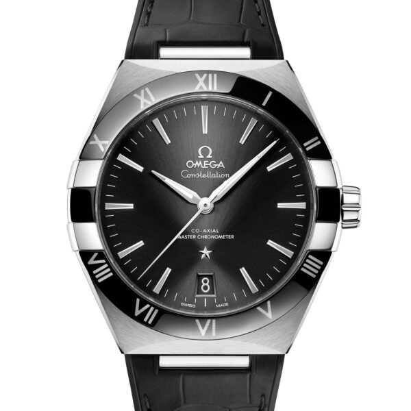 Die OMEGA Constellation 41 ist eine elegante Armbanduhr mit schwarzem Zifferblatt und silbernen römischen Ziffern, schwarzem Lederarmband und silber-schwarzer Lünette. Sie verfügt über ein Datumsfenster bei 6 Uhr und das Omega-Logo unterhalb von 12 Uhr.