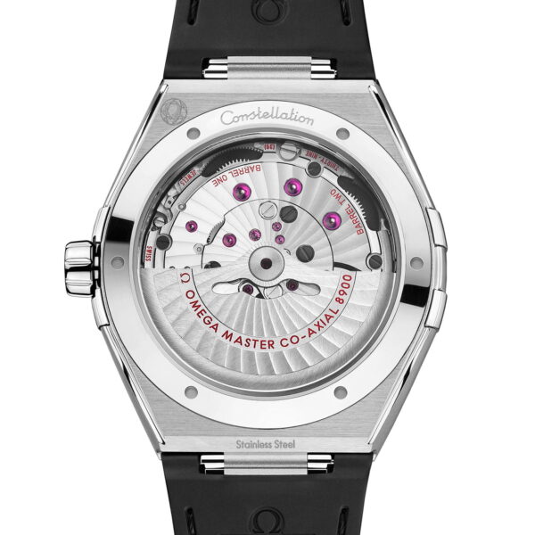 Rückansicht der OMEGA Constellation 41, einer Luxusarmbanduhr mit kompliziertem mechanischem Uhrwerk, Edelstahlgehäuse, schwarzem Armband und sichtbaren Komponenten mit der Bezeichnung „Omega Master Co-Axial 8900“.