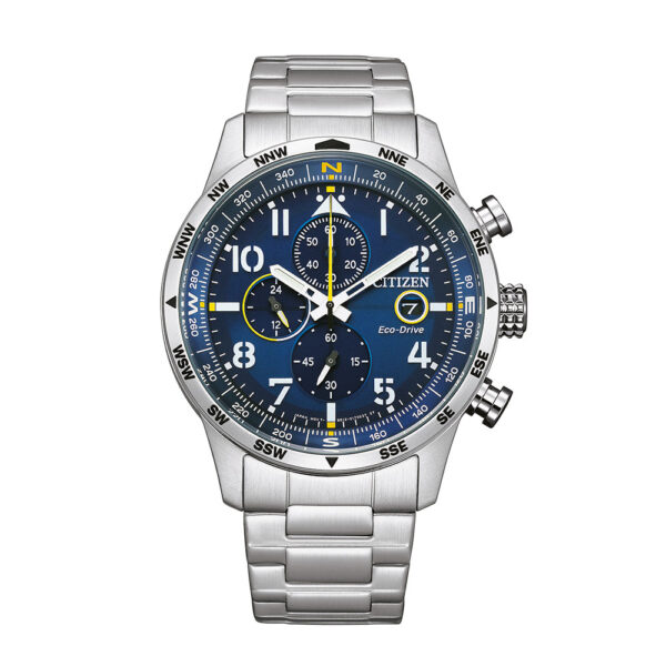 Die Citizen Eco-Drive CA0790-83L ist eine Edelstahluhr mit blauem Zifferblatt mit gelben und weißen Akzenten, drei Hilfszifferblättern, Datumsanzeige und Tachymeterskala auf der Lünette. Sie verfügt über ein poliertes Metallgliederarmband.