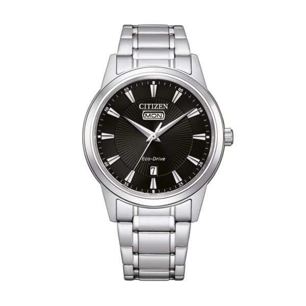 Der Citizen Eco-Drive AW0100-86EE verfügt über ein silbernes Metallband, ein schwarzes Zifferblatt, weiße Stundenmarkierungen, eine Datumsanzeige (Montag/7) und das Eco-Drive-Logo auf dem Zifferblatt.