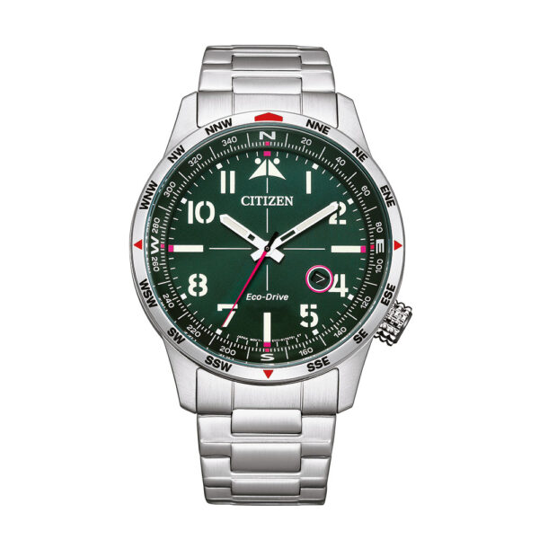 Die Armbanduhr Citizen Eco-Drive BM7551-84X verfügt über ein Edelstahlgehäuse, ein grünes Zifferblatt, leuchtende Zeiger und Markierungen, eine Weltzeitlünette mit Himmelsrichtungen, einen Sekundenzeiger mit roter Spitze und ein silbernes Metallgliederarmband.