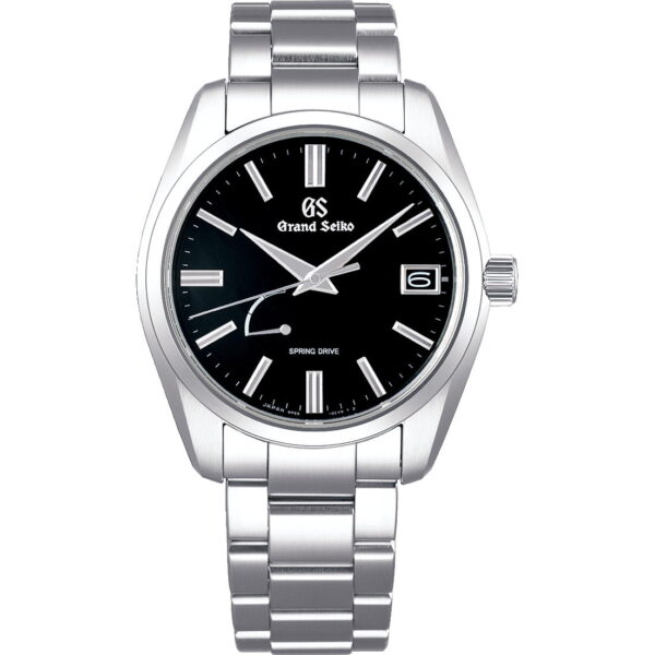 Die Grand Seiko Heritage verfügt über einen Federantrieb, ein Edelstahlarmband, ein schwarzes Zifferblatt mit silbernen Stundenmarkierungen und Zeigern, ein Datumsfenster bei 3 Uhr und das Logo unter der 12-Uhr-Position.