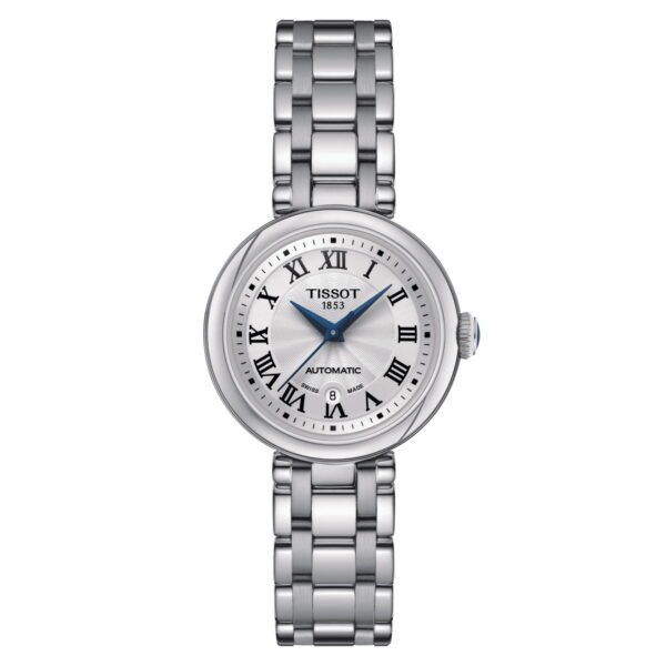 Die Tissot Bellissima Automatic ist eine silberne Uhr mit rundem Zifferblatt, Metallarmband, römischen Ziffern auf dem Zifferblatt, blauem Akzent in der Mitte und „1853“ unter dem Markennamen, während „Automatic“ über der 6-Uhr-Markierung erscheint.