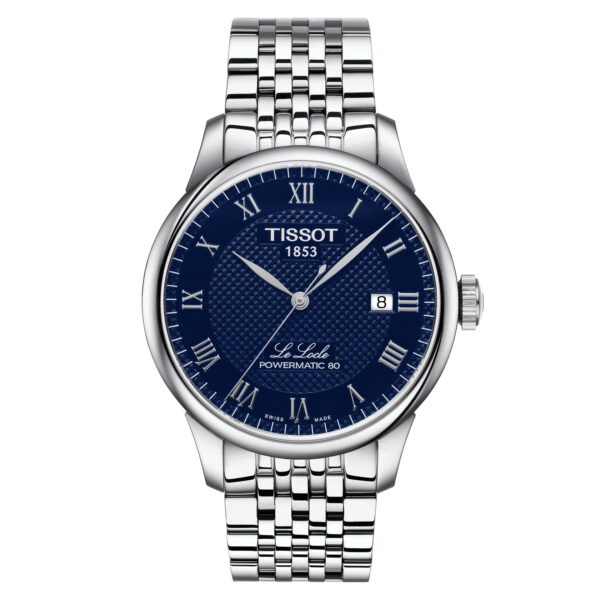 Die Tissot Le Locle Powermatic 80 Uhr besticht durch ihr silbernes Finish mit blauem Zifferblatt, römischen Ziffern und einer Datumsanzeige bei 3 Uhr. „TISSOT 1853“ ziert die Oberseite, „Le Locle Powermatic 80“ die Unterseite. Das Edelstahlarmband besticht durch ein poliertes Gliederdesign.