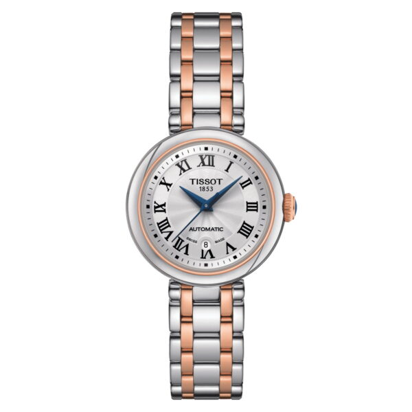 Die Armbanduhr Tissot Bellissima Automatic verfügt über ein Metallarmband in Silber und Roségold, ein rundes silbernes Zifferblatt mit römischen Ziffern, blauen Zeigern und einer Datumsanzeige auf der 6-Uhr-Position mit der Aufschrift „Automatic“ darüber.