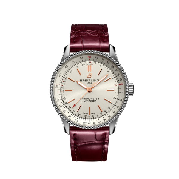 Die Breitling Navitimer 1 Automatic 35 Armbanduhr hat ein weißes Zifferblatt, ein silbernes Gehäuse und ein braunes Lederarmband. Sie verfügt über silberne und rote Ziffern mit einem zentralen Logo und trägt deutlich den Schriftzug „Breitling 1884 Chronometer Navitimer“.