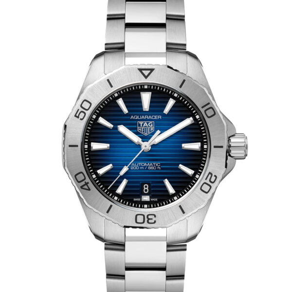 Die TAG Heuer Aquaracer Professional 200 Dat ist eine silberne Armbanduhr mit einem markanten blauen Zifferblatt, weißen Stundenmarkierungen und einer Datumsanzeige bei 6 Uhr. Sie verfügt über eine gravierte, nummerierte Lünette und ein poliertes Edelstahlarmband.