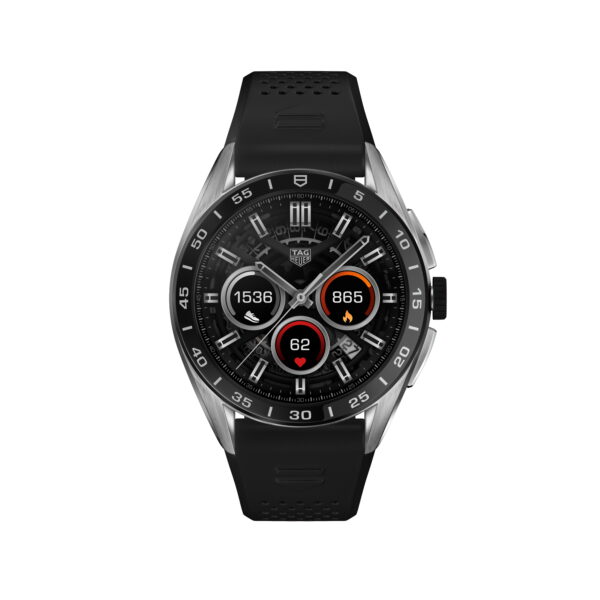Die TAG Heuer Connected Calibre E4 ist eine elegante, moderne Smartwatch mit digitalem Display und verschiedenen Zifferblättern, die Uhrzeit, Schrittzahl, Herzfrequenz und Kalorienverbrauch anzeigen. Das schwarze Armband und die silberne Lünette sorgen für einen stilvollen Look.