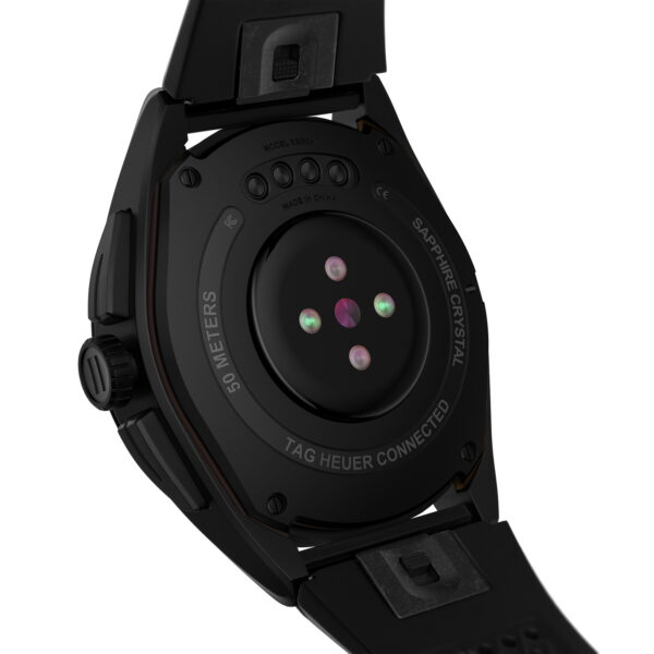 Das Bild zeigt die Rückseite einer schwarzen TAG Heuer Connected Calibre E4 Smartwatch mit einem runden Sensor, den Aufschriften „Sapphire Crystal“ und „50 Meters“ sowie einem Kautschukarmband.