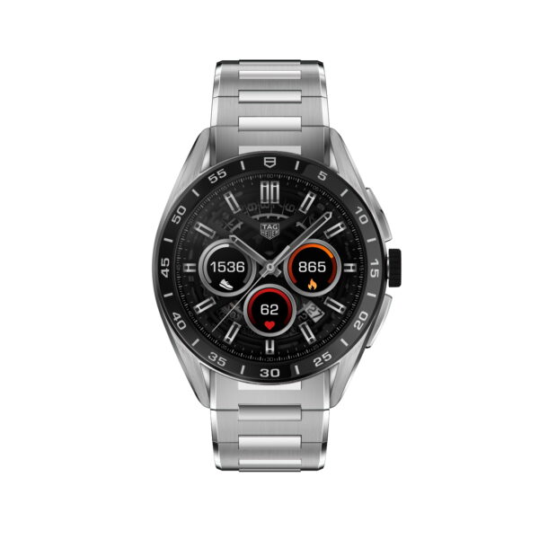 Die TAG Heuer Connected Calibre E4 ist eine elegante Smartwatch mit silbernem Metallarmband und dunklem Zifferblatt. Sie zeigt digital Uhrzeit, Schrittzahl, Herzfrequenz und Kalorienverbrauch an. Sie verfügt über drei kleinere Zifferblätter für verschiedene Fitnesswerte mit orangen und roten Akzenten.