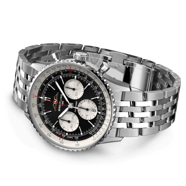 Der Breitling Navitimer B01 Chronograph 43 verfügt über ein schwarzes Zifferblatt mit drei Hilfszifferblättern, ein Edelstahlarmband und eine detailreiche Lünette. Die weißen Zeiger und Markierungen runden das elegante Design ab.