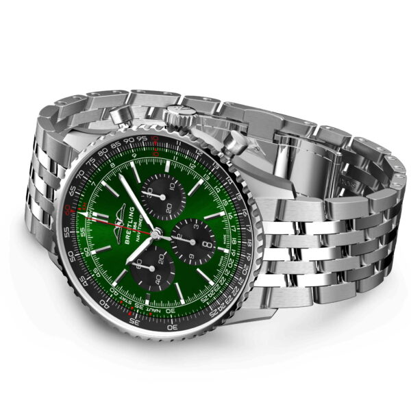 Der Breitling Navitimer B01 Chronograph 46 ist ein Luxusuhrwerk mit grünem Zifferblatt, drei schwarzen Hilfszifferblättern, einer detailreichen Lünette und einem polierten Metallgliederarmband. Weiße Stundenmarkierungen und Zeiger bilden einen eleganten Kontrast zum grünen Hintergrund.