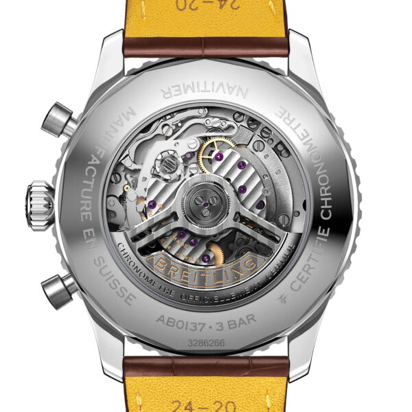Nahaufnahme der transparenten Rückseite des Breitling Navitimer B01 Chronograph 46, die das komplexe mechanische Uhrwerk im Inneren offenbart. Präzise angeordnete Zahnräder und Komponenten sind von eingraviertem Text auf dem Metallgehäuse umgeben, wobei ein Lederarmband teilweise sichtbar ist.