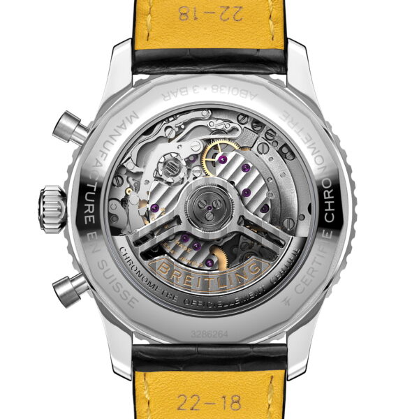 Das Bild zeigt die Rückseite eines Breitling Navitimer B01 Chronographen 43. Durch das transparente Gehäuse sind die komplexen mechanischen Komponenten sichtbar. Das Modell verfügt über ein gelbes Lederarmband und verschiedene Inschriften auf den Metallteilen.
