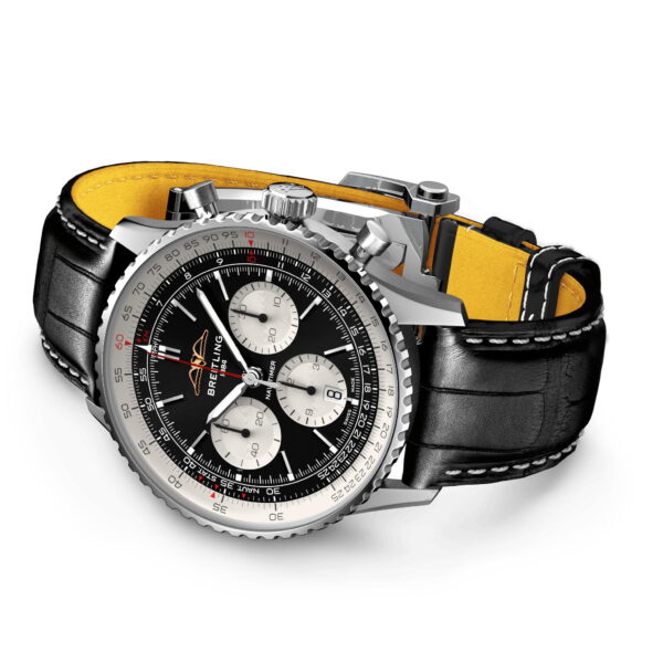 Die Navitimer B01 Chronograph 43 ist eine Luxusuhr mit schwarzem Lederarmband und gelber Unterseite sowie einer runden silbernen Lünette. Das schwarze Zifferblatt verfügt über drei Hilfszifferblätter, silberne Stundenmarkierungen, den Markennamen „Breitling“ und eine Chronographenfunktion.