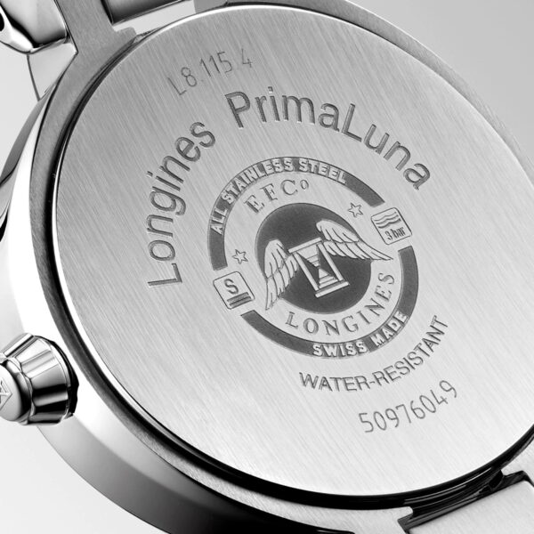 Nahaufnahme der Rückseite einer Longines PrimaLuna-Uhr mit den Gravuren „Water-Resistant“, Flügel- und Sanduhr-Logo, Zahlen „L8 115 4“ und „50976049“. Hergestellt aus Edelstahl.