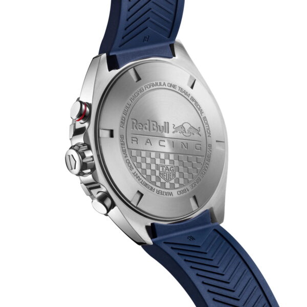 Die TAG Heuer Formula 1 X Red Bull Racing Uhr verfügt über eine Edelstahlrückseite mit der Gravur „Red Bull Racing“, zwei Bullen, einem Schachbrettmuster und „TAG Heuer“. Das blaue Kautschukarmband besticht durch sein strukturiertes Design.