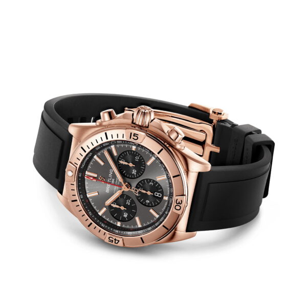 Der Breitling Chronomat B01 42 vereint Luxus und Sportlichkeit und verfügt über ein schwarzes Zifferblatt mit drei Hilfszifferblättern, eine schwarze Lünette mit silbernen Markierungen und ein passendes schwarzes Kautschukarmband.