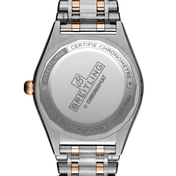 Rückansicht der Breitling Chronomat Automatic 36 mit Edelstahl- und Goldarmband. Der Gehäuseboden ist mit dem Breitling-Logo, „Certificate Chronometre“ und weiteren Details graviert.