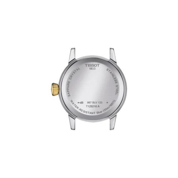 Der Gehäuseboden der Tissot Classic Dream Lady ist mit den Gravuren „Saphirglas“, „Edelstahl“ und „Wasserdicht bis 5 bar (50 Meter/165 Fuß)“ versehen. Links befindet sich eine goldene Krone mit eingravierten Modell- und Seriennummern.