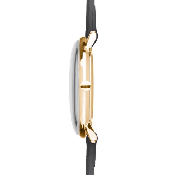 Seitenansicht der Junghans Max Bill Damenuhr mit rundem, goldfarbenem Gehäuse und schwarzem Lederarmband. Das schlanke Design betont den Rand des Zifferblatts und der Krone, nicht jedoch die Zeiger.