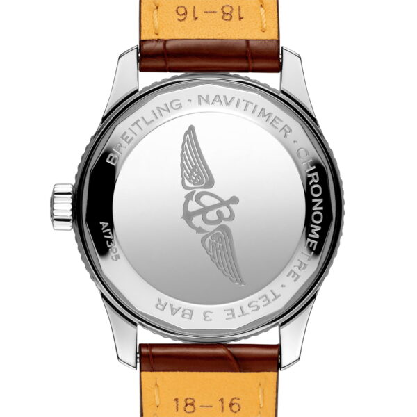 Auf der Rückseite der Breitling Navitimer Automatic 35 sind ein geflügeltes Logo und der Markenname eingraviert. Das polierte Metallgehäuse und das hellbraune Lederarmband mit der Größenangabe „18-16“ sind sichtbar.