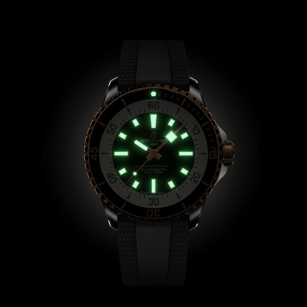 In einem dunklen Ambiente präsentiert die Breitling Superocean III Automatik ihr leuchtendes Design mit beleuchtetem Zifferblatt, leuchtend grünen Stundenmarkierungen und Zeigern. Das schwarze Armband harmoniert perfekt mit dem silbernen Gehäuse und unterstreicht den edlen Look.
