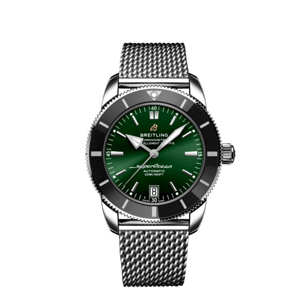 Die Breitling Superocean B20 Automatic 42 ist eine Luxusuhr mit grünem Zifferblatt, silbernen Stundenmarkierungen und einem silbernen Mesh-Armband. Sie verfügt über eine schwarze Lünette mit einem Leuchtpunkt oben und weißen Markendetails auf dem Zifferblatt.