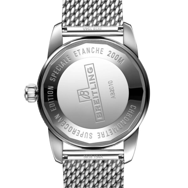 Die Rückseite der Breitling Superocean B20 Automatic 42 zeigt ein silbernes Edelstahlgehäuse und ein Mesh-Armband. Die eingravierten Schriftzüge umfassen unter anderem „BREITLING“, „SUPEROCÉAN EDITION SPÉCIALE“, „ETANCHE 200M“ und weitere. Die Krone ist seitlich sichtbar.