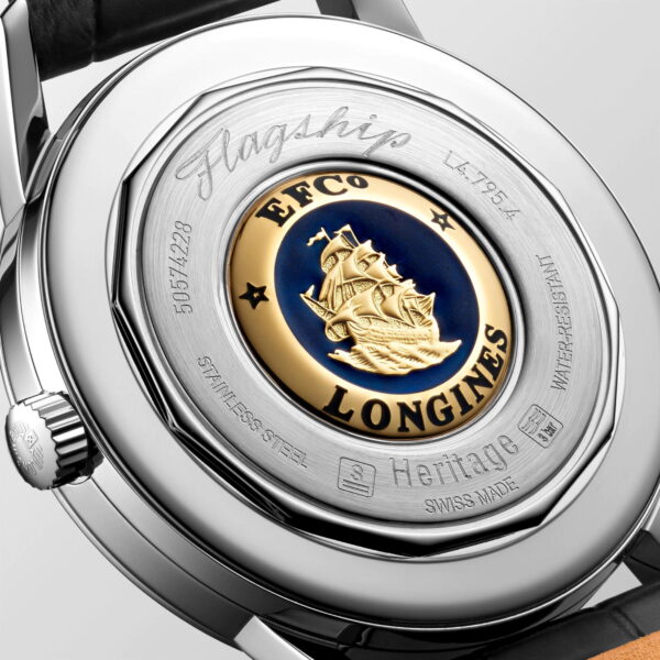 Das Bild zeigt die Rückseite einer Longines Flagship Heritage Uhr aus Edelstahl mit einem goldenen Segelschiff-Emblem auf blauem Grund. Um das Emblem herum sind die Schriftzüge „Flagship“, „Longines“, „Swiss Made“ und „Water-Resistant“ eingraviert.