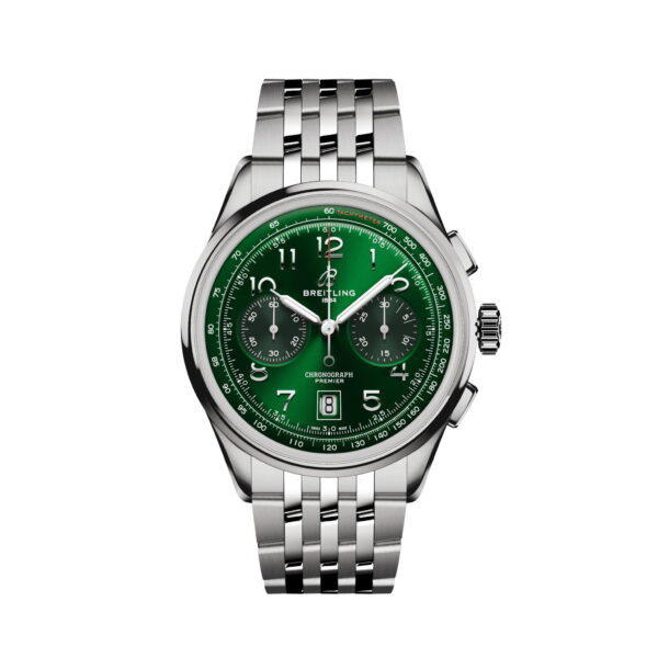 Die Breitling Premier B01 Chronograph 42 Edelstahlarmbanduhr verfügt über ein grünes Zifferblatt mit drei Hilfszifferblättern, weißen Ziffern und einem Datumsfenster bei 6 Uhr. Sie trägt ein silbernes Armband mit polierten Gliedern und trägt neben dem Markennamen auch den Schriftzug „Chronograph“.